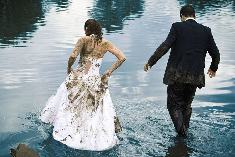 Brautpaar im Wasser – Hochzeitskleid Reinigung